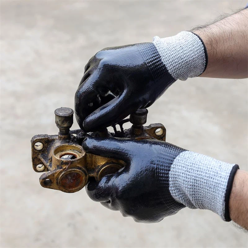 Pracovní rukavice odolné proti proříznutí